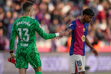 BARCELONA, 30/11/2024.- El portero del FC Barcelona Iñaki Peña (i) saluda a su compañero Lamine Yamal al final del partido de LaLiga en el Estadio Olímpico Lluís Companys en Barcelona este sábado. EFE/Enric Fontcuberta
