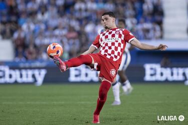 El lateral izquierdo del Girona frenó a la perfección a Rosier. Además, soin duda es uno de los jugadores defensivos que mejor se proyecta en ataque. Hizo dos galopadas que casi acaban en gol. 