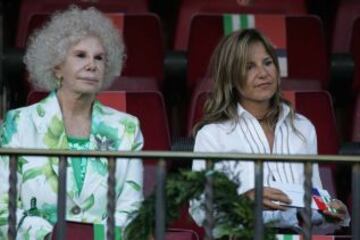 Cayetana de Alba, con su hija Eugenia, en la final de la Copa del Rey que disputó el Betis contra el Osasuna en 2005