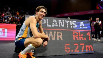 Armand Duplantis delante de su nuevo récord.