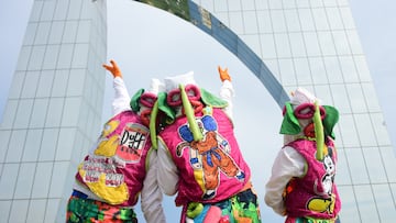 AME8703. BARRANQUILLA (COLOMBIA), 07/08/2024.- Integrantes de la comparsa 'Marimondas del barrio Abajo Paragüita' se presentan durante la celebración de los 100 años del equipo colombiano Junior este miércoles, en Barranquilla (Colombia). Los hinchas del Junior de Barranquilla, uno de los grandes clubes del fútbol colombiano y el más popular de la región caribeña, celebraron este miércoles el centenario del equipo ondeando la bandera más grande del mundo. EFE/ Aleidys Coll