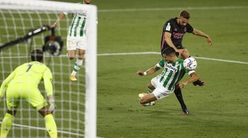 Jugada del penalti. Marc Bartra toca el balón con el brazo en una disputa con Borja Mayoral. El árbitro, tras revisar la  acción en el VAR, señaló los once metros.