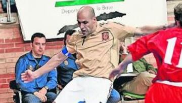 <b>ARRASARON. </b>Javi Rodríguez dispara ante la presencia de Japalau.