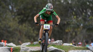 Daniela Campuzano durante una competencia de ciclismo de montaña