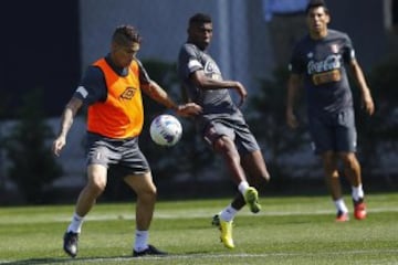 Paolo Guerrero y Carlos Ascues luchan una pelota en uno de los entrenamientos de Perú. 