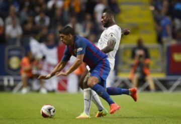 Wes Morgan y Luis Suárez.