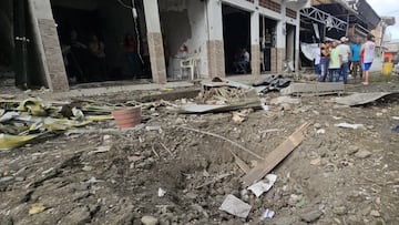 El carro bomba que explotó en Corinto, Cauca, dejó en escombros cinco negocios en el parque principal. Foto: @juanfotosadn.