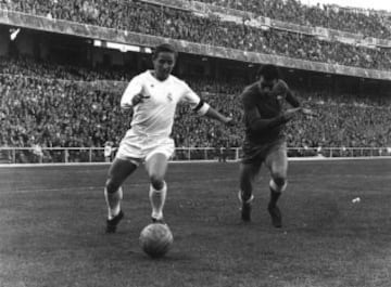Fue internacional con la Selección de Francia 45 veces y consiguió 18 goles. Participó en el Mundial de 1954 y en el Copa del 1958, quedando tercera su selección en este último.
