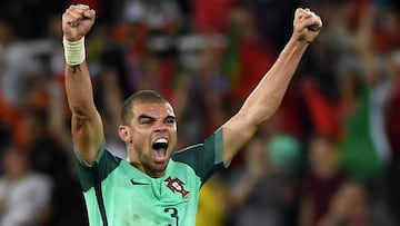 . Lens (France), 25/06/2016.- Pepe of Portugal celebrates winning the UEFA EURO 2016 round of 16 match between Croatia and Portugal at Stade Bollaert-Delelis in Lens Agglomeration, France, 25 June 2016.
(RESTRICTIONS APPLY: For editorial news reporting purposes only. Not used for commercial or marketing purposes without prior written approval of UEFA. Images must appear as still images and must not emulate match action video footage. Photographs published in online publications (whether via the Internet or otherwise) shall have an interval of at least 20 seconds between the posting.) (Croacia, Francia) EFE/EPA/FILIP SINGER EDITORIAL USE ONLY