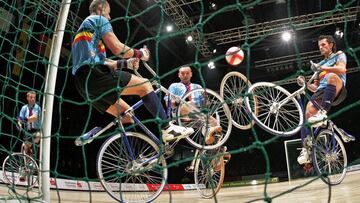 Los alemanes fueron quienes inventaron este deporte que junta al ciclismo y al fútbol. El ciclobal tiene dos tiempos de siete minutos en los que dos parejas se enfrentan para buscar el gol. Las bicicletas tienen un diseño especial y junto a Alemania, Polonia y Bélgica son potencias en este deporte.