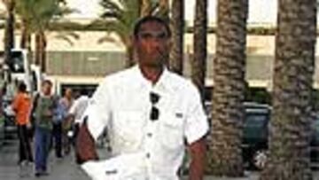 <b>ETOO LLEGÓ PARA IRSE</b>. Éste es el semblante que mostraba el futbolista a su llegada.