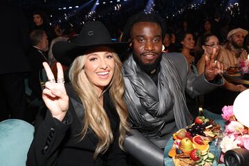 Lainey Wilson y Shaboozey durante la gala de los Premios Grammys 2025 celebrados en Los ?ngeles.