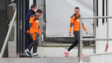 Javi Gracia, Manu Vallejo y Denis Cheryshev, en el entrenamiento del Valencia del s&aacute;bado 20 de marzo. 