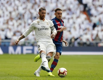 Sergio Ramos controlando el balón por delante de Roger. 