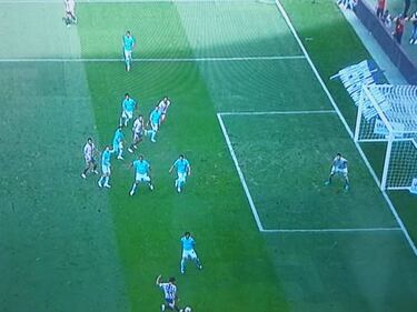 Árbitro anula mal un gol de Chivas