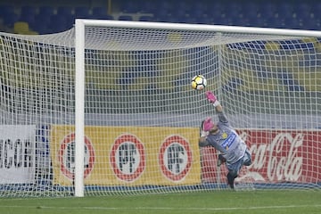 Christian Muñoz, portero del puntero U de Concepción, estuvo cerca de atajar el penal de Felipe Barrientos, de Palestino.