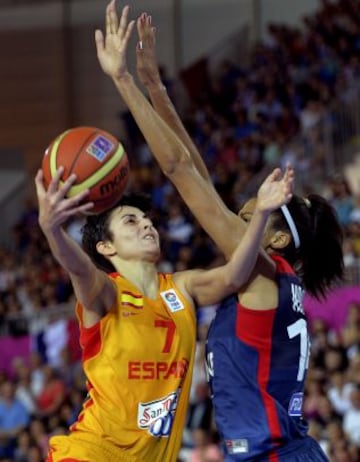 Alba Torrens entra a canasta ante Emmeline Ndongue.