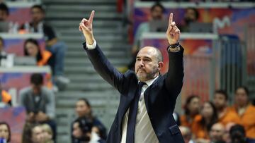 El entrenador del Real Madrid Chus Mateo durante la final de la Copa del Rey entre el Real Madrid y Barça, hoy domingo en el Palacio de los Deportes José María Martín Carpena, en Málaga.