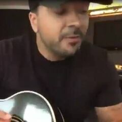 Luis Fonsi canta su nuevo sencillo con 'Checo' Pérez