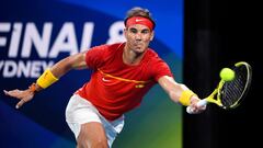 Rafa Nadal devuelve una bola diurante su partido ante Novak Djokovic en la final de la ATP Cup 2020 entre Espa&ntilde;a y Serbia.