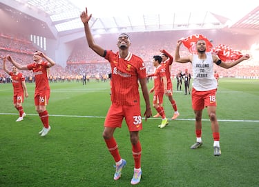 Ryan Gravenberch, nacido el 16 de mayo de 2002 en Ámsterdam, Países Bajos, es un mediocampista defensivo que juega en el Liverpool FC desde septiembre de 2023. Con 23 años, ha demostrado una gran capacidad técnica, visión de juego y solidez en el mediocampo. Su valor de mercado ha alcanzado los 75 millones de euros, reflejando su crecimiento y rendimiento en la Premier League.

Gravenberch ha sido internacional con la selección Países Bajos, acumulando 18 partidos y 1 gol. Su evolución en el fútbol inglés y su impacto en el Liverpool lo posicionan como una de las jóvenes promesas del fútbol europeo.