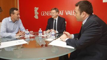 El president de la Generalitat Valenciana, Ximo Puig (centro), y el director del Instituto Valenciano de Finanzas (IVF), Manuel Illueca (dcha), durante su reunión con el alcalde de Elche, Carlos González.