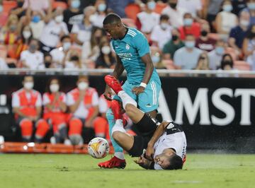 David Alaba y Maxi Gómez.