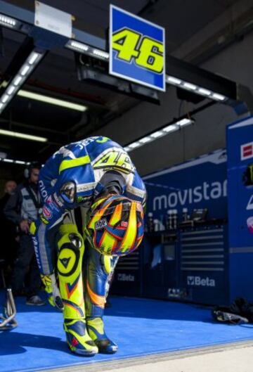 Ritual de Valentino Rossi antes de salir a pista en el entrenamiento del GP de Alemania de MotoGP.