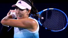 Garbi&ntilde;e Muguruza devuelve una bola ante Dayana Yastremsa en el WTA Dubai Duty Free Tennis Championship en el Dubai Tennis Stadium de Dubai, United Arab Emirates.