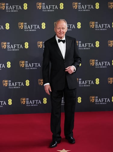 Stellan Skarsgard posa en la alfombra roja previa a la gala de Premios de BAFTA.