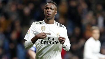 Vinicius, mostrando el escudo del Real Madrid.