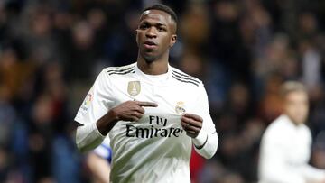 Vinicius, mostrando el escudo del Real Madrid. 