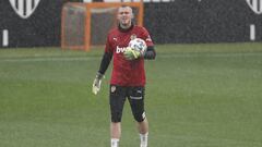 Cillessen, que regresar&aacute; hoy al once titular, durante el entrenamiento de ayer bajo una intensa lluvia. 