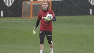 Cillessen, que regresará hoy al once titular, durante el entrenamiento de ayer bajo una intensa lluvia.