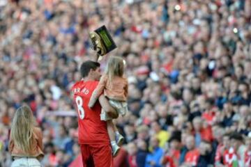 Steven Gerrard deja el Liverpool tras 17 años defendiendo la misma camiseta. Anfield se vistió de gala para hacer inolvidable su despedida.

