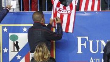 Simeone firma una camiseta el día de su primera sesión.