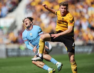 El defensor irlandés del Wolverhampton Wanderers, Nathan Collins, ha realizado una entrada sobre Jack Grealish durante el encuentro de hoy que le ha costado la roja directa.