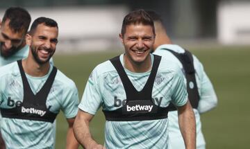 Montoya y Joaquín, durante el entrenamiento de este sábado del Betis.