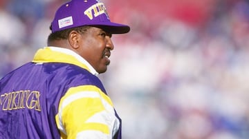 Head coach de Vikings (1992-2001) y Cardinals (2004-2006). Récord de 113-94, 4-8 en postemporada.