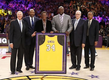 Shaquille O'Neal, junto a los míticos Jerry West, James Worthy, Elgin Baylor, Jamaal Wilkes y su extécnico Phil Jackson.