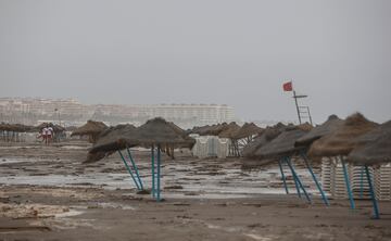 Playa de la Malvarrosa afectada por fuertes rachas de viento provocadas por la DANA en Valencia, Comunidad Valenciana. 