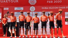 Los corredores del equipo CCC antes de tomar la salida en el UAE Tour de 2020.