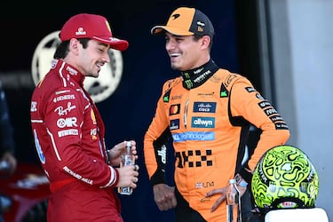 Lando Norris charla con el piloto monegasco Charles Leclerc. Mañana saldrán en la primera línea de salida.