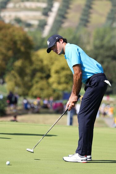 Carlos Sainz golpea la bola durante el torneo. 