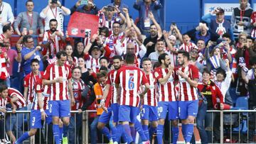 Los jugadores del Atlético celebran el gol de Griezmann ante el Sevilla.