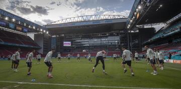 Los jugadores realizan un rondo.