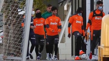 Gay&agrave;, justo detr&aacute;s de Guedes, esta tarde, antes del entrenamiento.