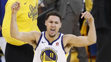 MMD02. Oakland (United States), 27/05/2018.- Golden State Warriors guard Klay Thompson (C) reacts after hitting a three point bucket against the Houston Rockets during the second half of the NBA Western Conference Finals Playoffs basketball game six at Or