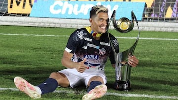 Teófilo Gutiérrez con el trofeo de campeón en Junior
