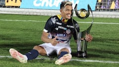 Teófilo Gutiérrez con el trofeo de campeón en Junior